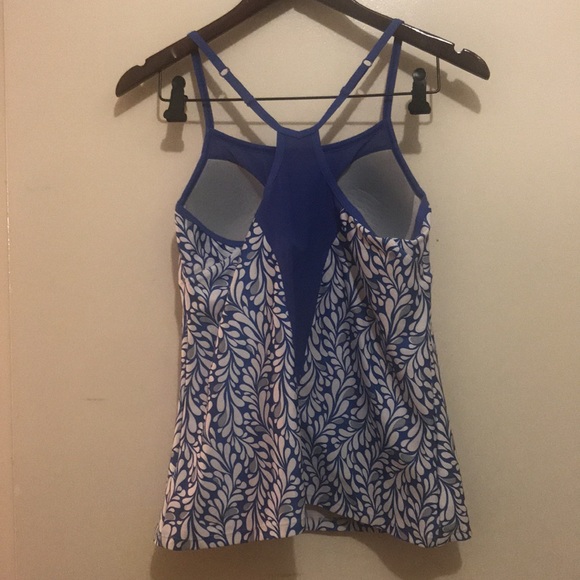 💚 2/22 💚 Workout top with built in bra - Picture 2 of 6